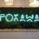 Enseigne végétale avec lettres lumineuses