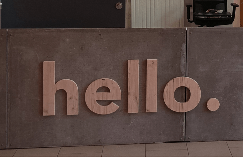 Enseigne bois personnalisée avec lettrage découpé