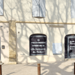 Lettrage adhésif posé sur une vitrine pour l'ouverture prochaine d'une froamgerie