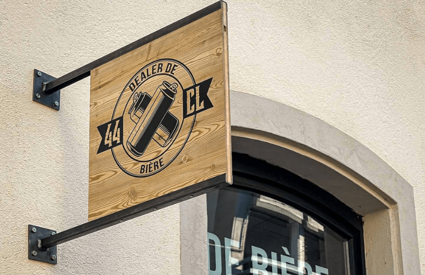 Enseigne drapeau en bois