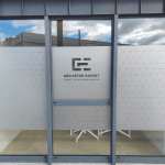 Photo d'une vitrine avec film dépoli découpé avec logo