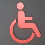 Photo d'une signalétique murale avec fauteuil roulant