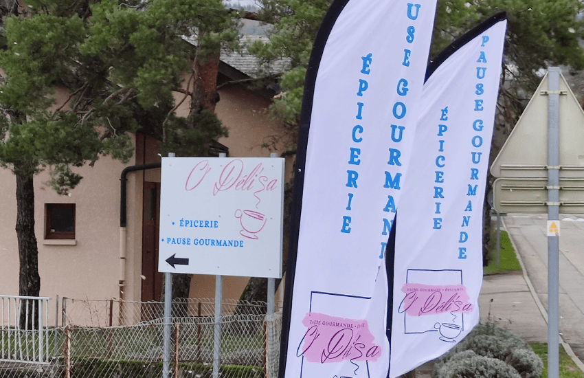 Photo de deux beach flags